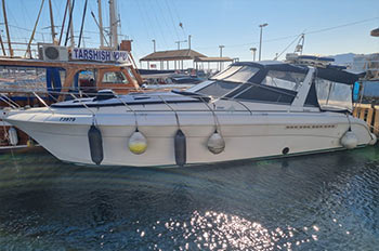 יאכטה מנועית מפנקת לאירוח אקסלוסיבי