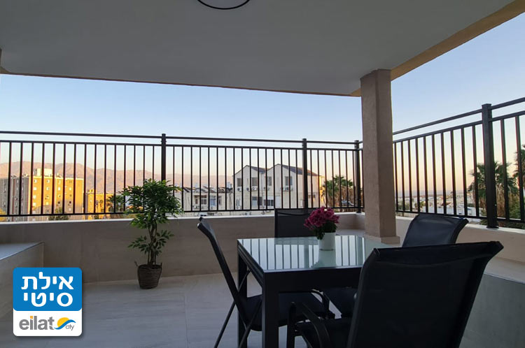 מרפסת פונה לים