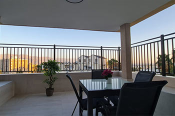 מרפסת פונה לים