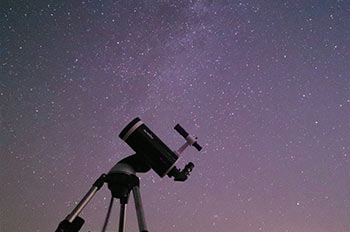 צפייה בכוכבים דרך טלסקופ