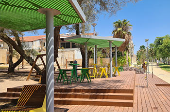 מתחמי ישיבה מוצלים בפארק לב השדרה