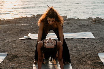 שיעורים אינטמיים לתרגול יוגה בסגנון אשטנגה