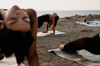 תרגול יוגה אשטנגה עם שובל