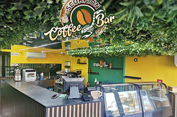 בית קפה ובר עם משקאות ייחודים ואווירה קסומה