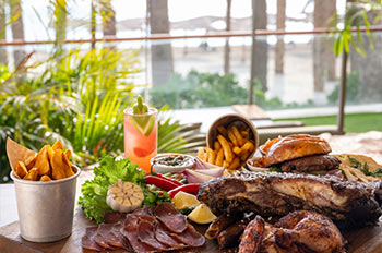 חווית בשרים לצד הבריכה ונופי המפרץ