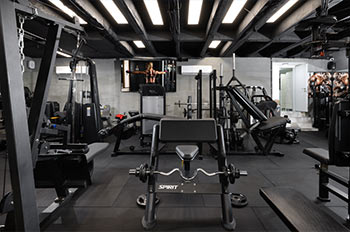 חדר כושר מאובזר ומוקפד לאימונים מקצועיים