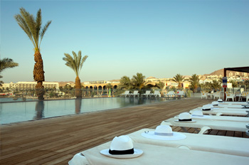 מבט על הבריכה - מלון אסטרל סיסייד אילת