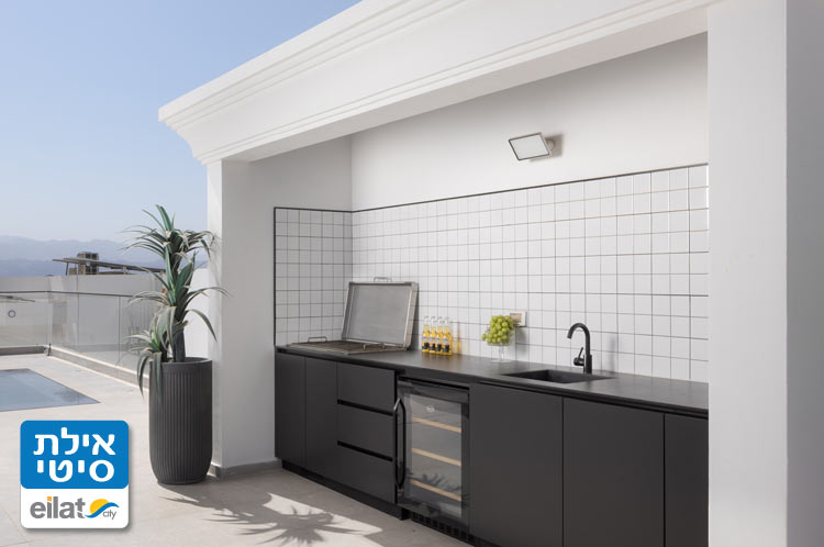 מטבח מתוכנן בקפידה במרפסת, בחצר או בגינה