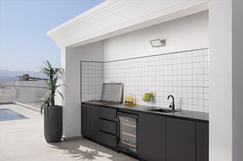 מטבח מתוכנן בקפידה במרפסת, בחצר או בגינה