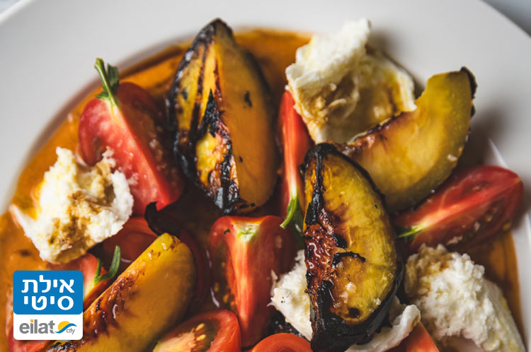 קפרזה מגי אדומות אפרסקים צלויים