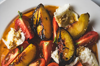 קפרזה מגי אדומות אפרסקים צלויים