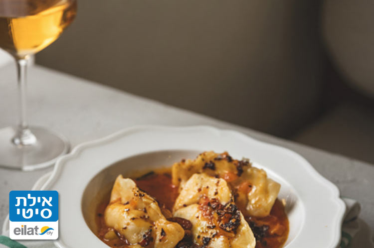 כיסונים רכים של דג קצוץ, ציר ראש לוקוס ושמן צ'ילי