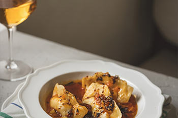 כיסונים רכים של דג קצוץ, ציר ראש לוקוס ושמן צ'ילי