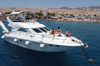 הפלגה מפנקת במפרץ עם יאכטה דניאל