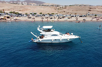 הפלגה במפרץ הקסום עם יאכטה דניאל