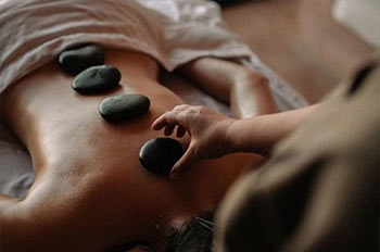 להתפנק בידים מקצועיות