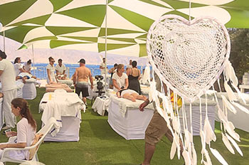 מתחמי טיפולים בהתאמה אישית במדבר ובים