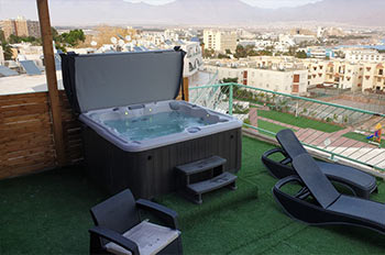 חצר, מרפסת או נוף בדירות אבשלום