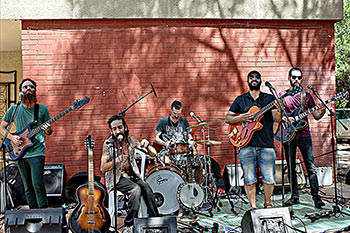 איתמר בק ופקידי הקבלה בהופעה חיה אירועי "זמן אילת"