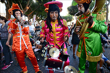 מופעי תיאטרון רחוב ופסלים חיים בטיילת