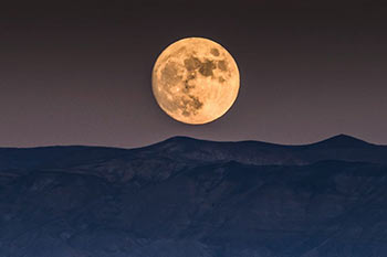חגיגת זריחת ירח מלא בפאב התצפית