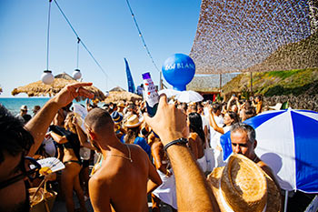 מסיבת חוף באווירה צרפתית - עם בלאנק 1664