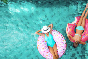 קיץ בטוח - שחייה לילית בבריכה העירונית אילת