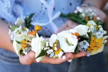 סדנת שזירת זרים לראש מפרחים טריים - סדנה יצירתית