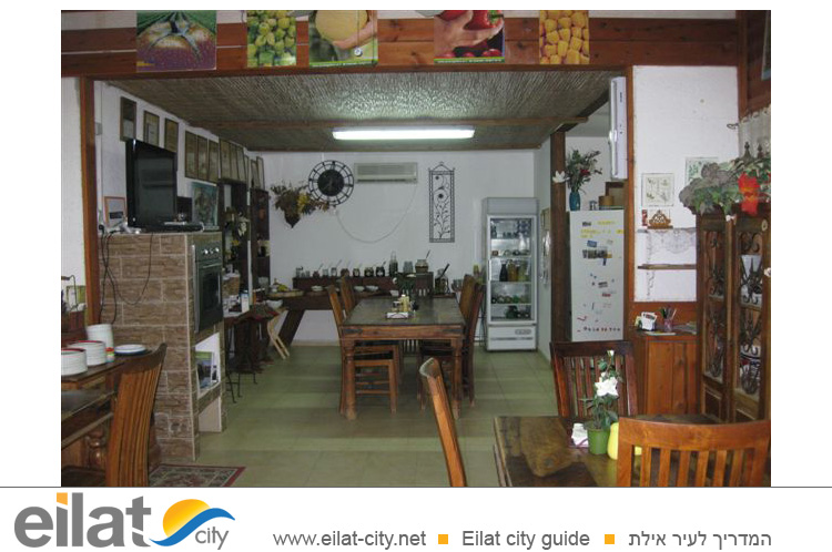 אצל ציפי בגינה מושב עין יהב - ארוחות בוקר עשירות בעין-יהב